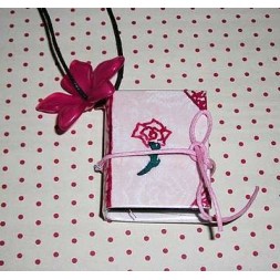 Collier livre : Fleur rose
