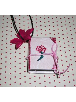 Collier livre : Fleur rose