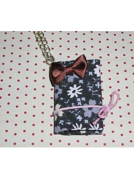 Collier livre en tissus gris et noeud marron