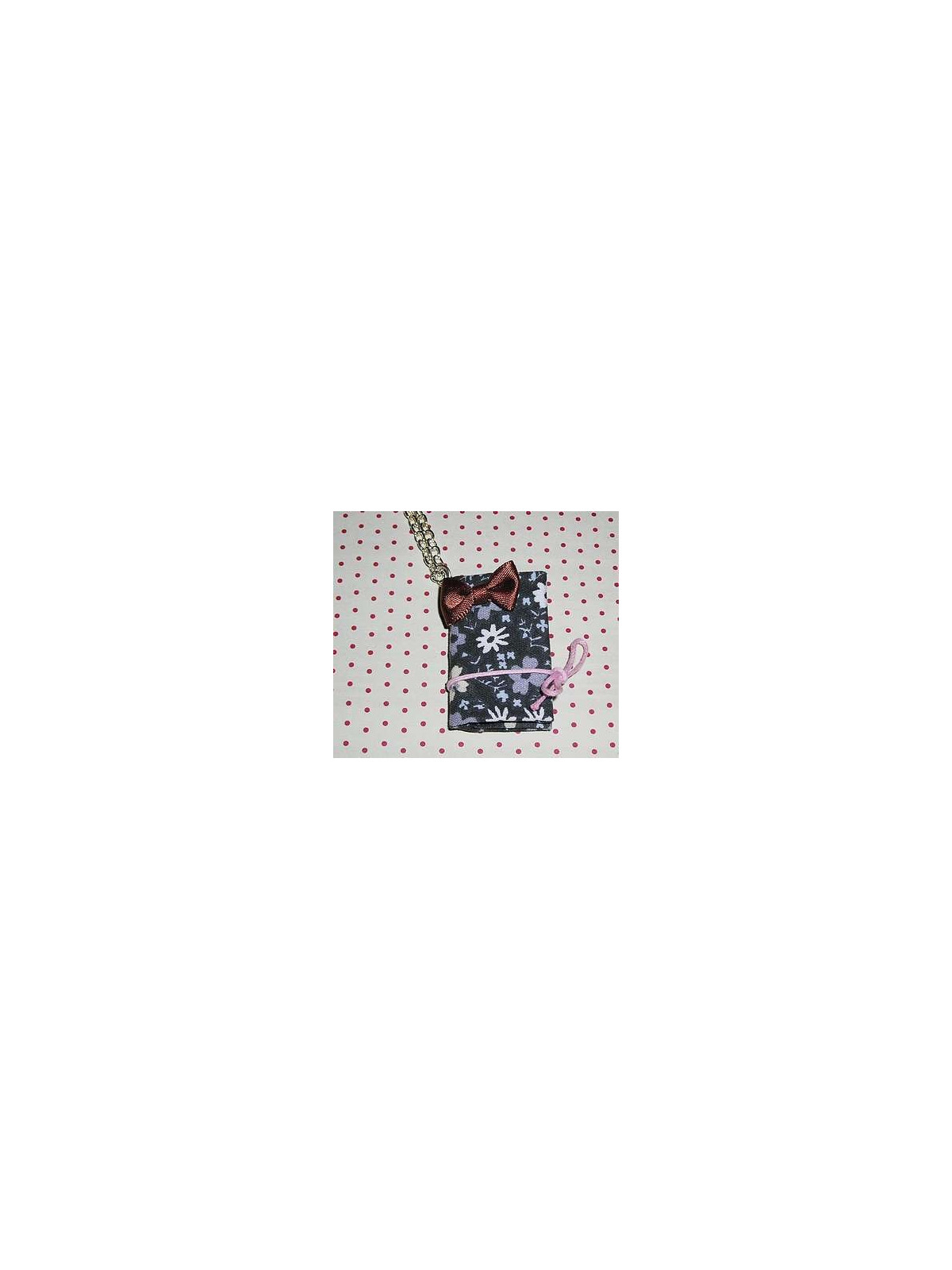 Collier livre en tissus gris et noeud marron