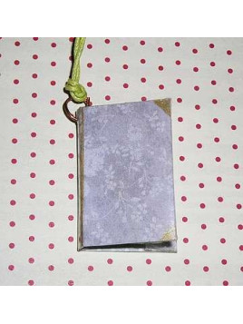 Collier livre gris et motif floral