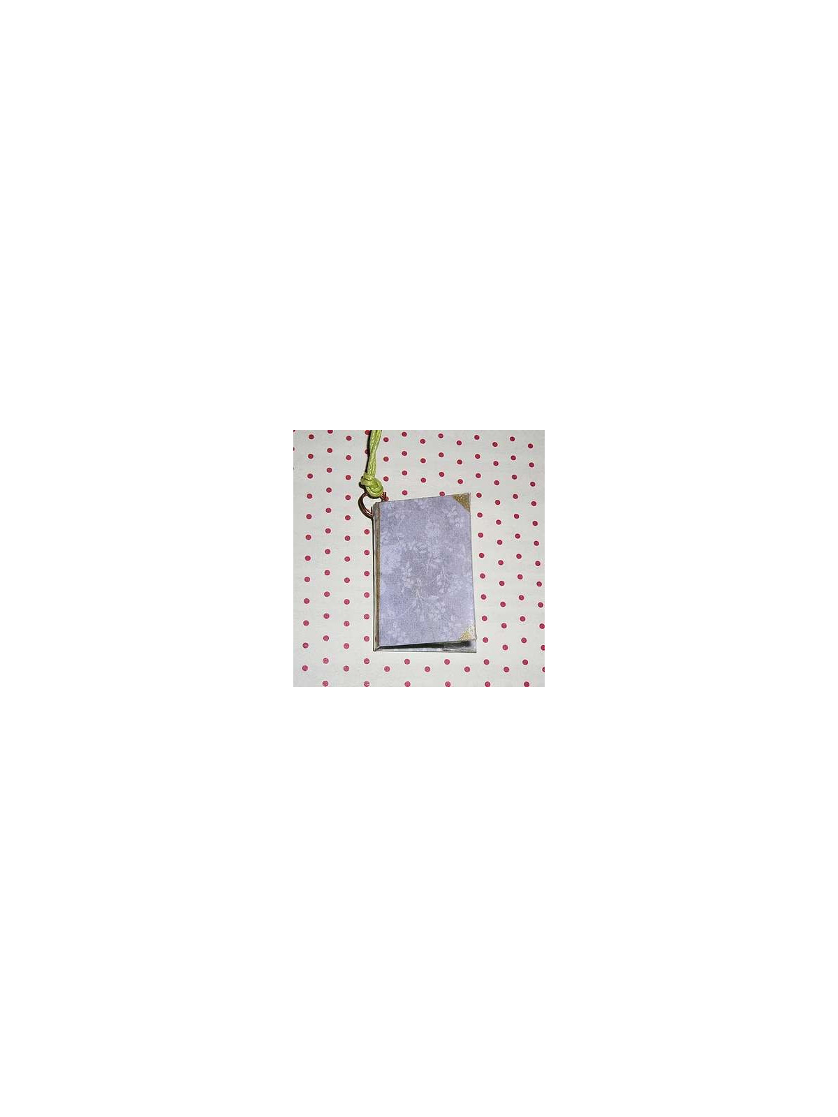 Collier livre gris et motif floral