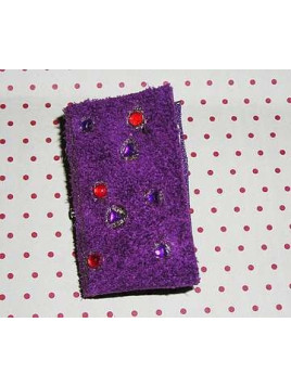 Broche livre en cuir violet façon grimoire