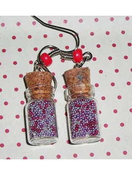 Paire de boucles d’oreilles fioles avec microbilles rouges, mauves et argentées