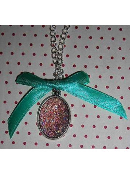 Collier cabochon rose scintillant avec noeud bleu 