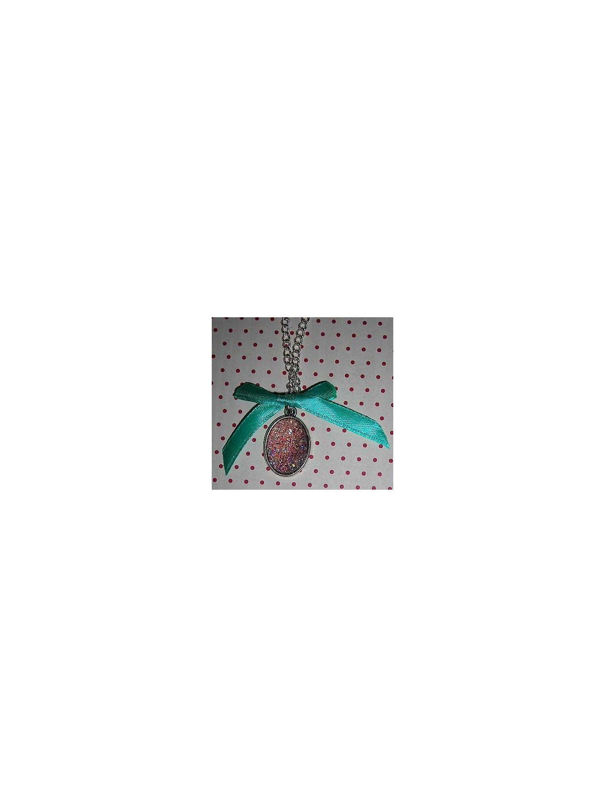Collier cabochon rose scintillant avec noeud bleu 