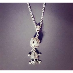 Collier perle argentée et crâne