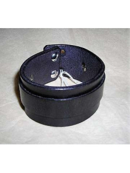 Bracelet en cuir noir avec une lanière décorative