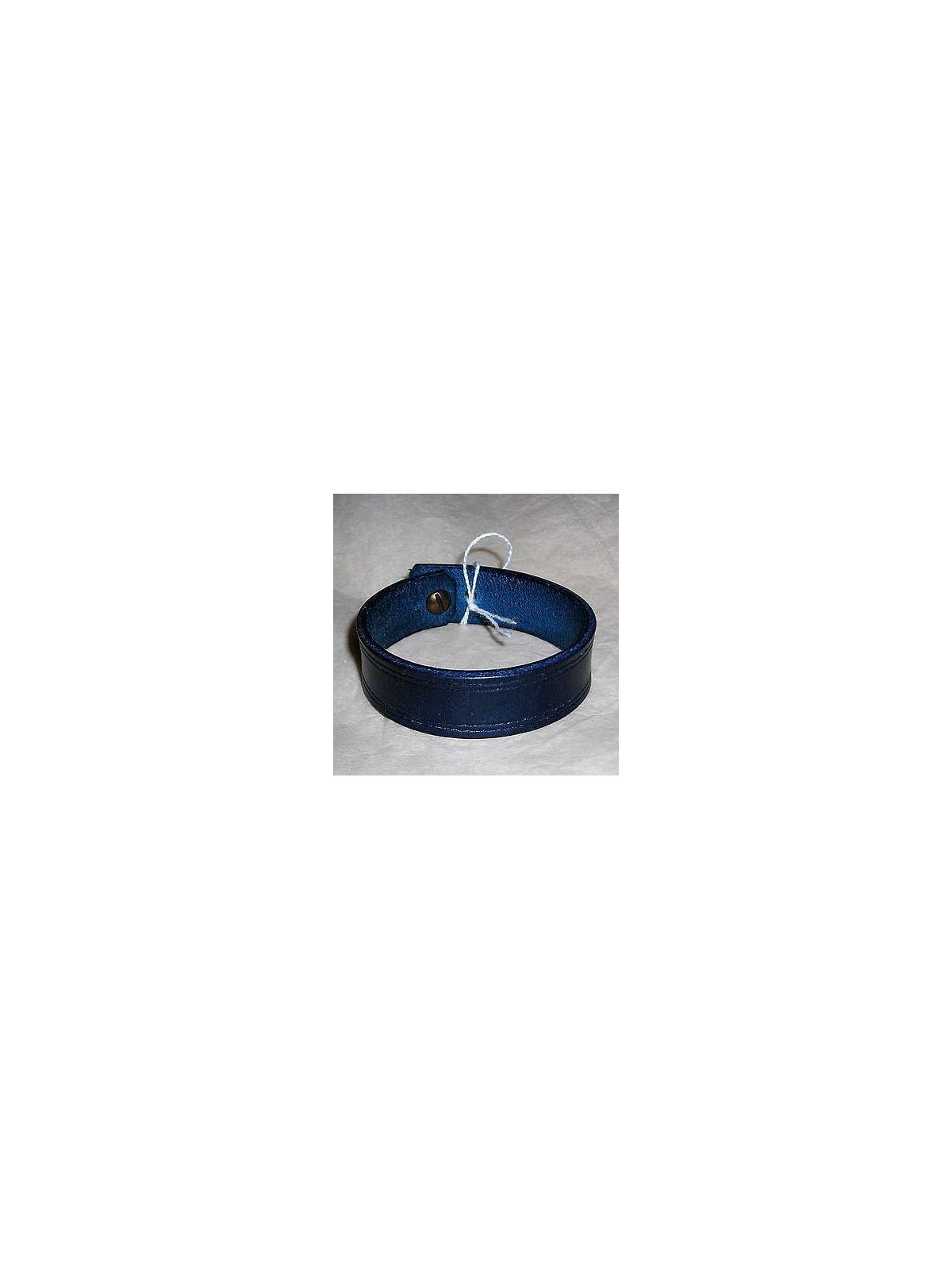 Bracelet en cuir bleu foncé gravé
