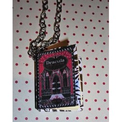 Collier livre en cuir Dracula