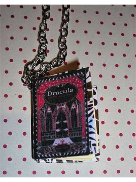 Collier livre en cuir Dracula