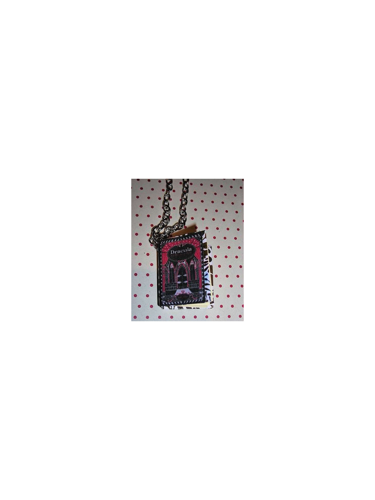 Collier livre en cuir Dracula