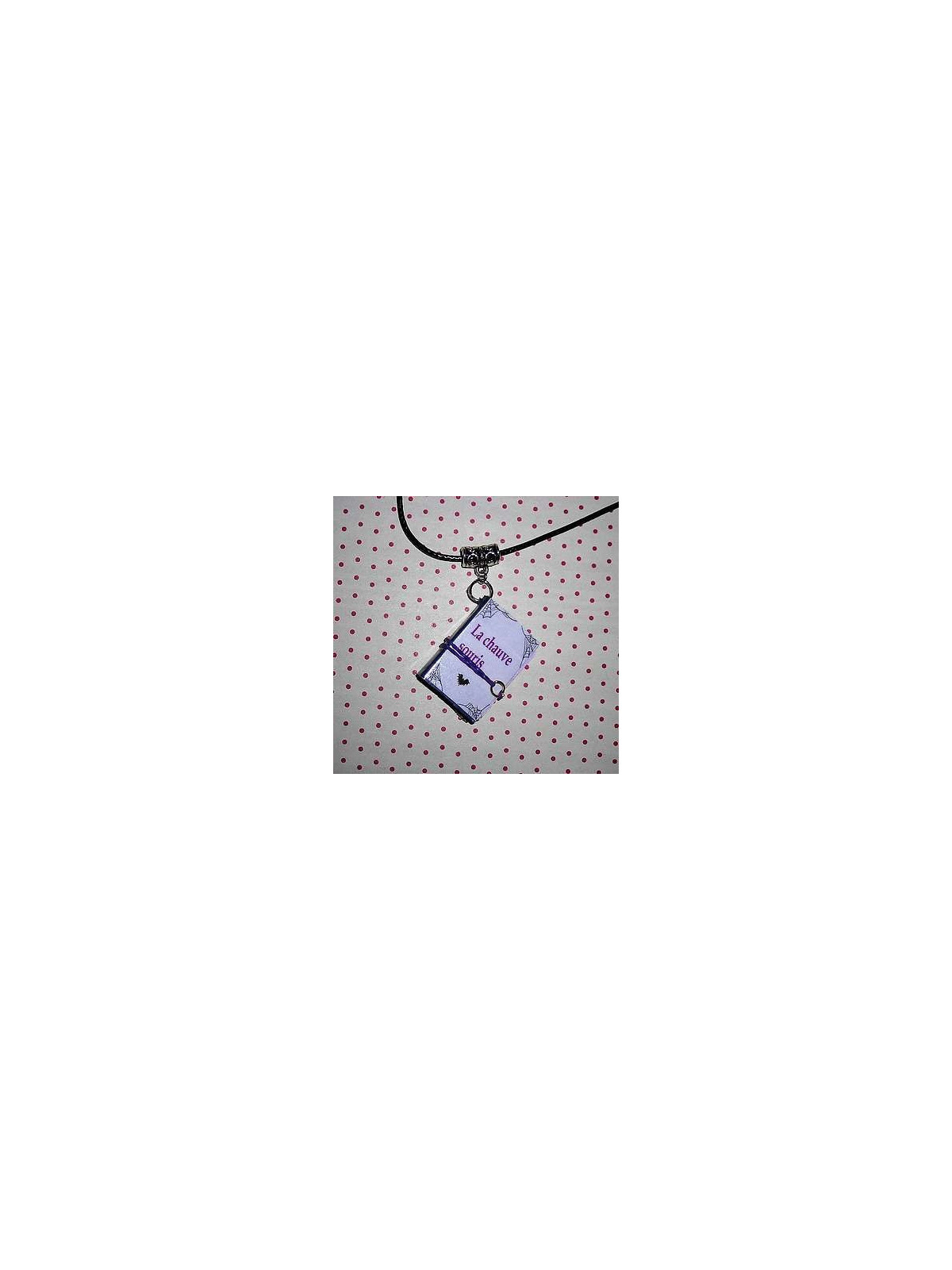Collier livre La chauve-souris