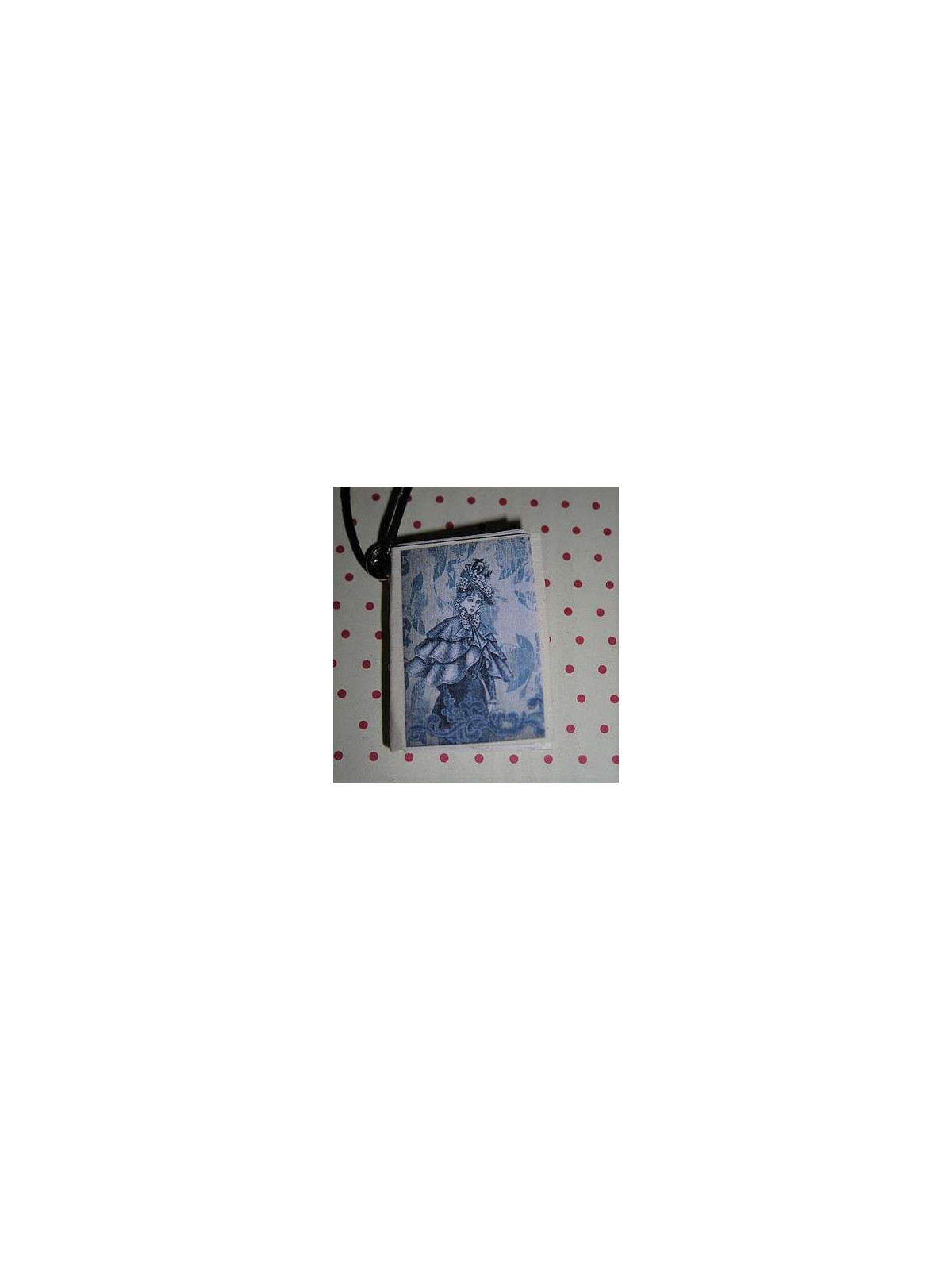 Collier livre Portrait de femme