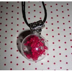 Collier globe fleurs roses