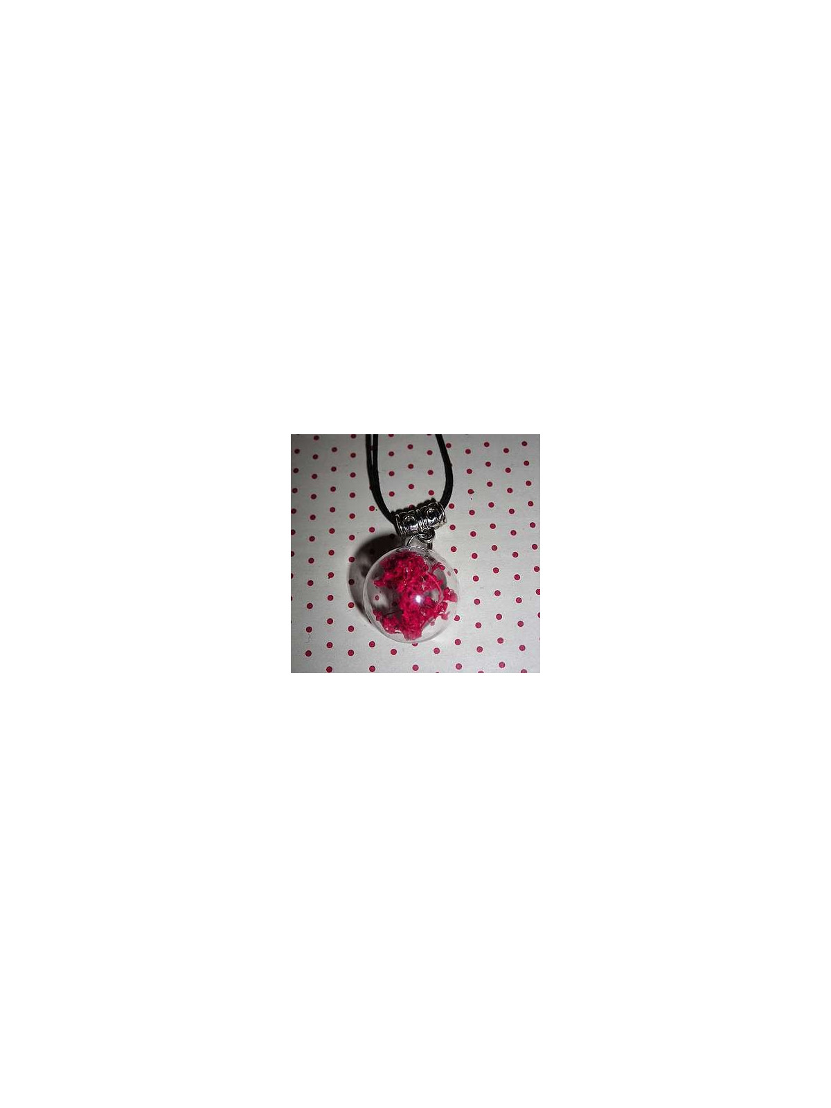 Collier globe fleurs roses