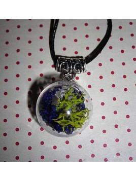 Collier globe mousse verte et fleurs bleues