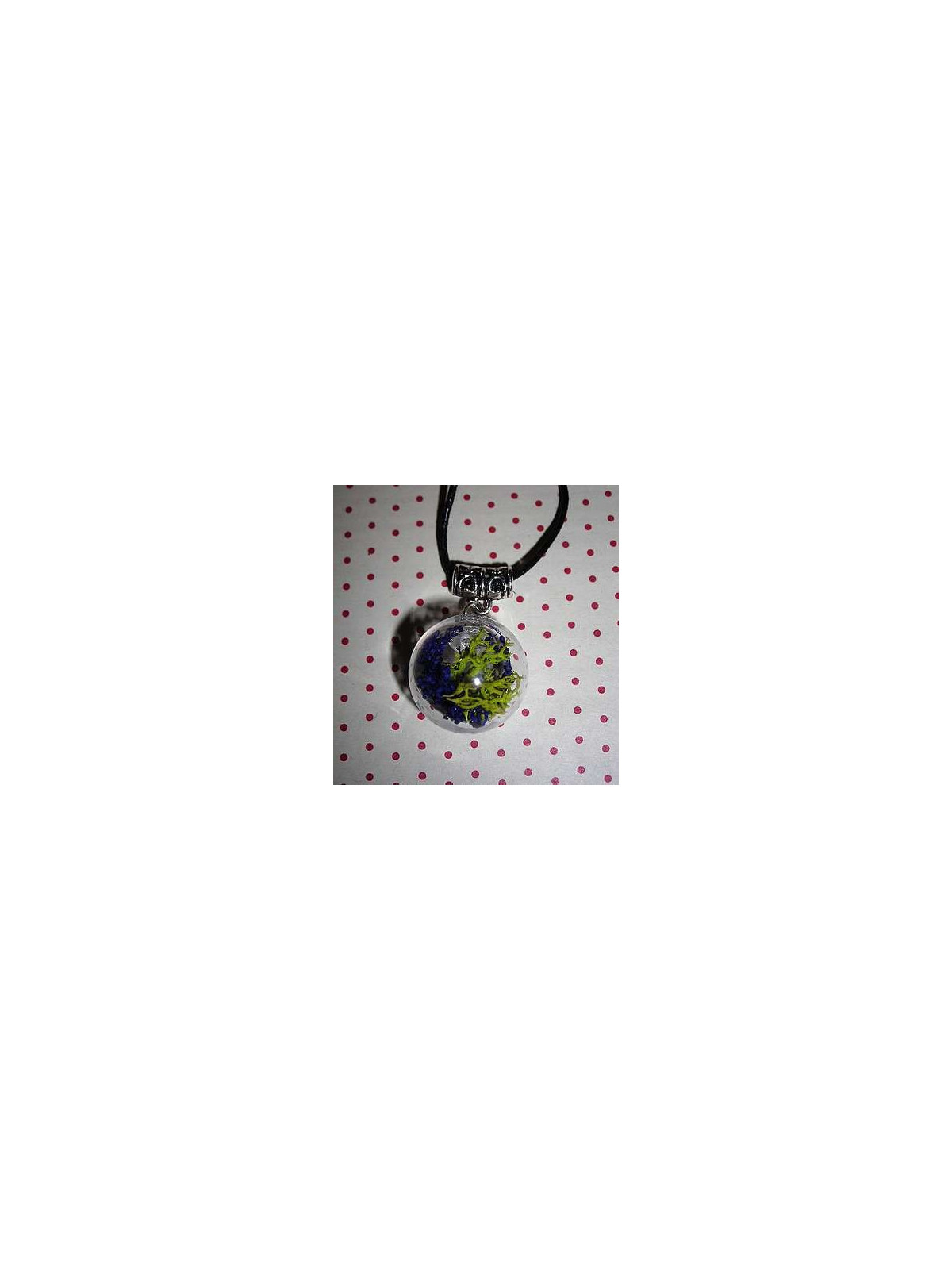 Collier globe mousse verte et fleurs bleues