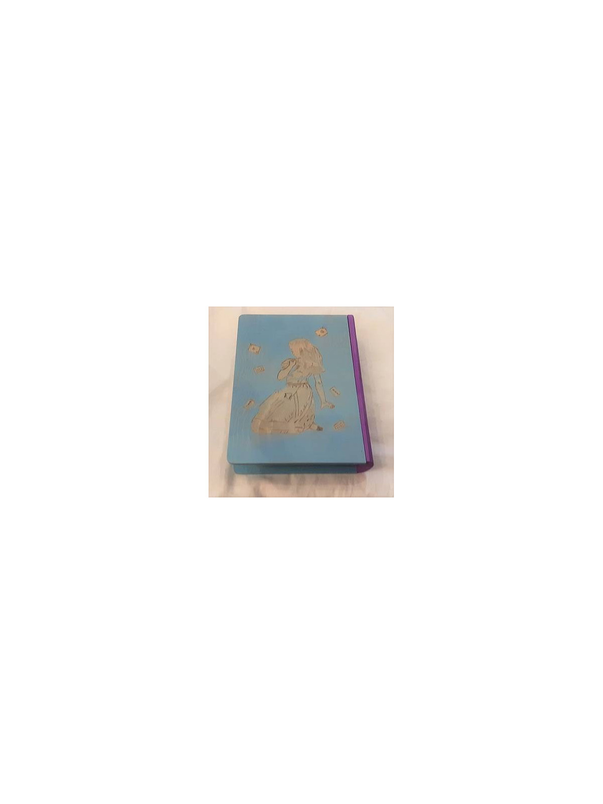 Boîte-livre en bois pyrogravé motif Alice au pays des merveilles