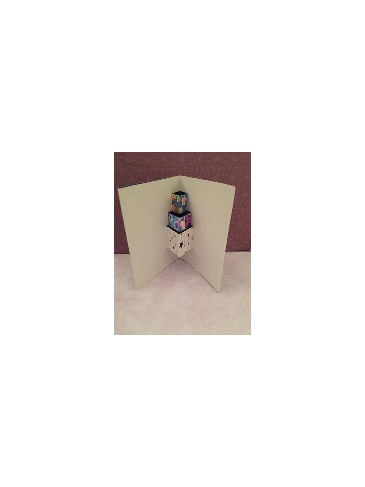 Carte postale pop-up cadeaux bleus et blancs