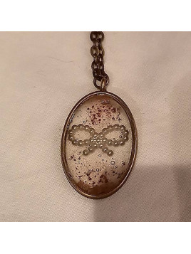 Collier ovale de résine avec noeud nacré