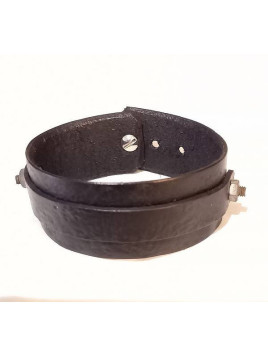 Bracelet en cuir noir martelé avec écrous rouillés