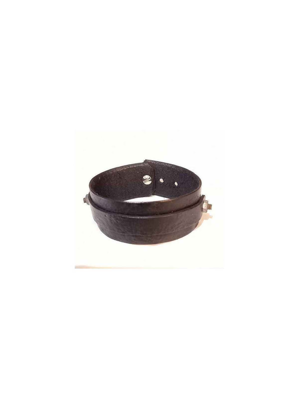 Bracelet en cuir noir martelé avec écrous rouillés