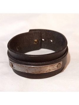 Bracelet en cuir brun foncé avec plaque d’acier martelé allongée