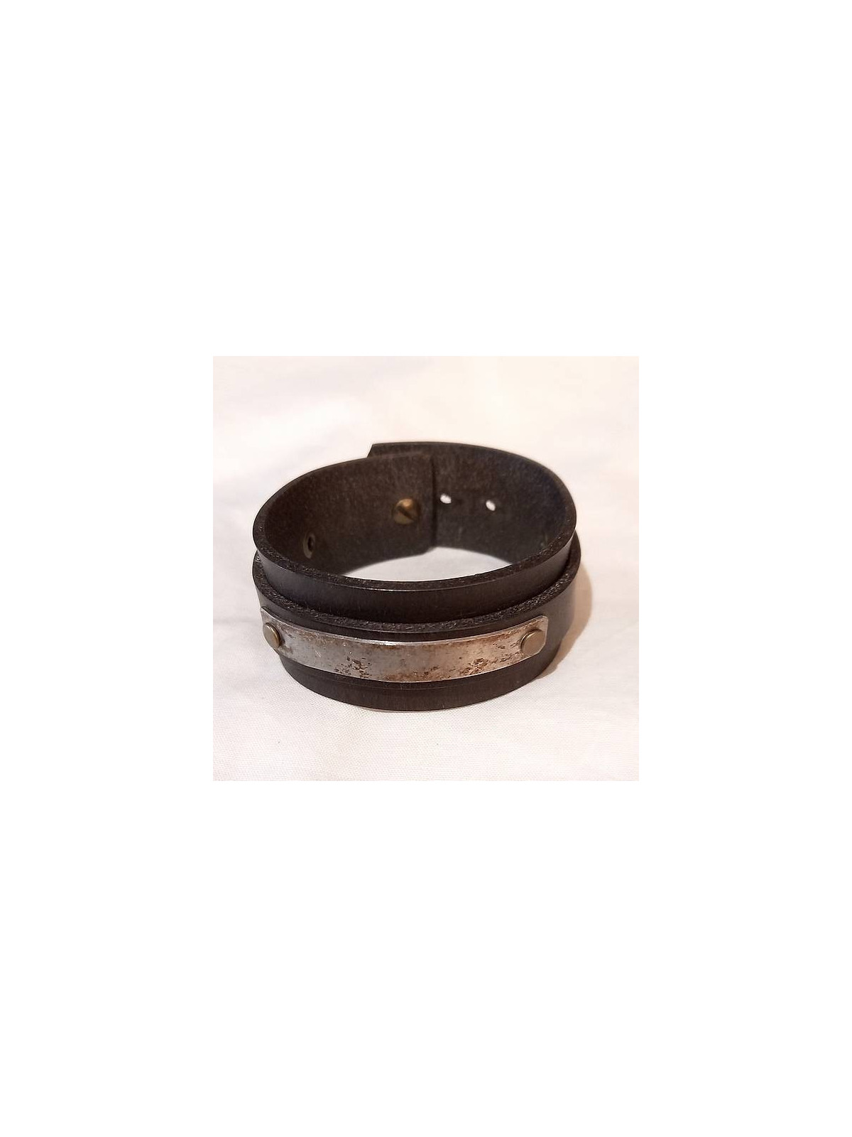 Bracelet en cuir brun foncé avec plaque d’acier martelé allongée