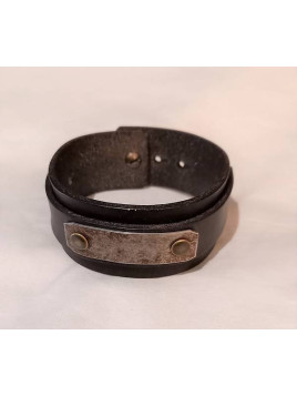 Bracelet en cuir brun foncé avec plaque d’acier martelé large