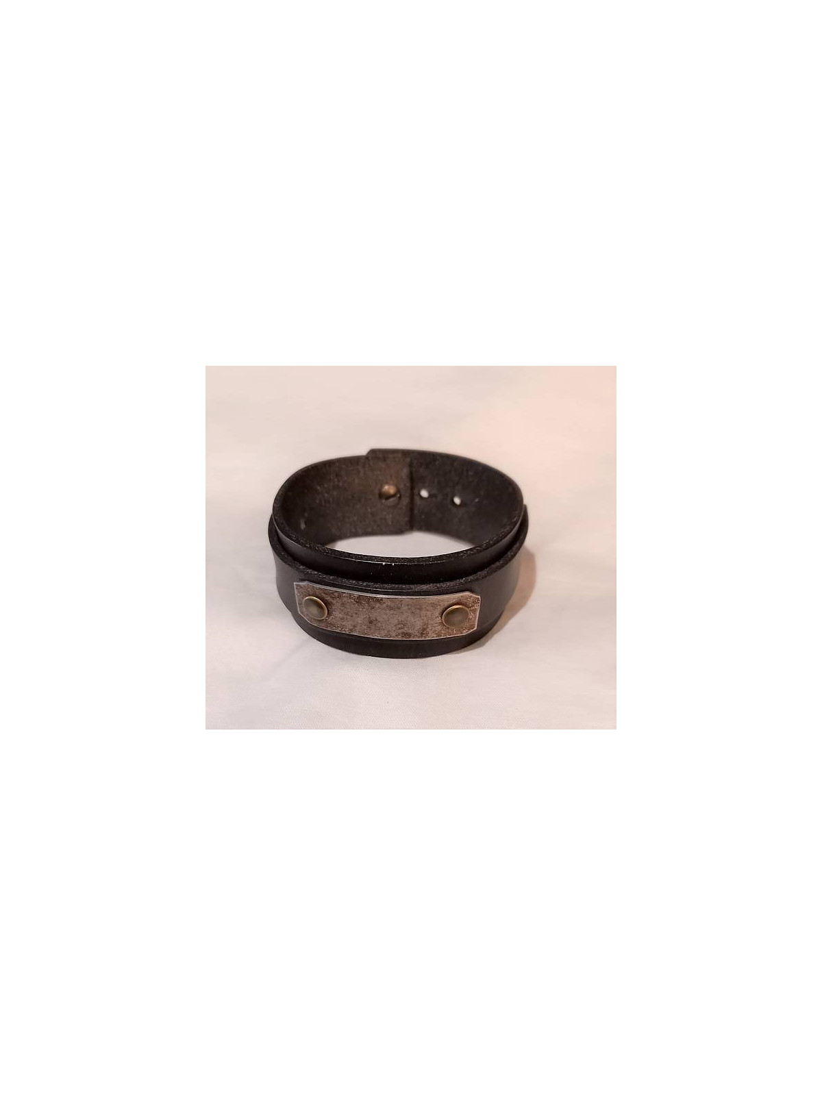 Bracelet en cuir brun foncé avec plaque d’acier martelé large