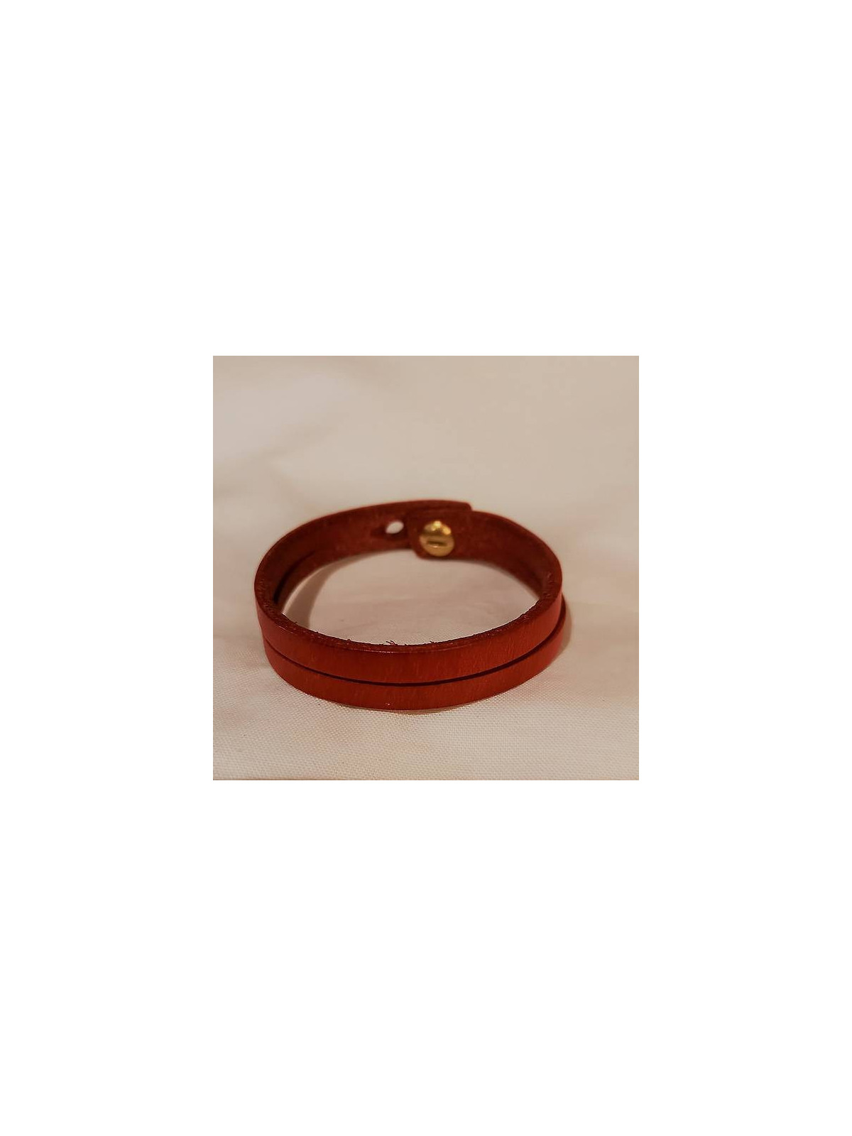 Bracelet fin découpé en cuir cerise