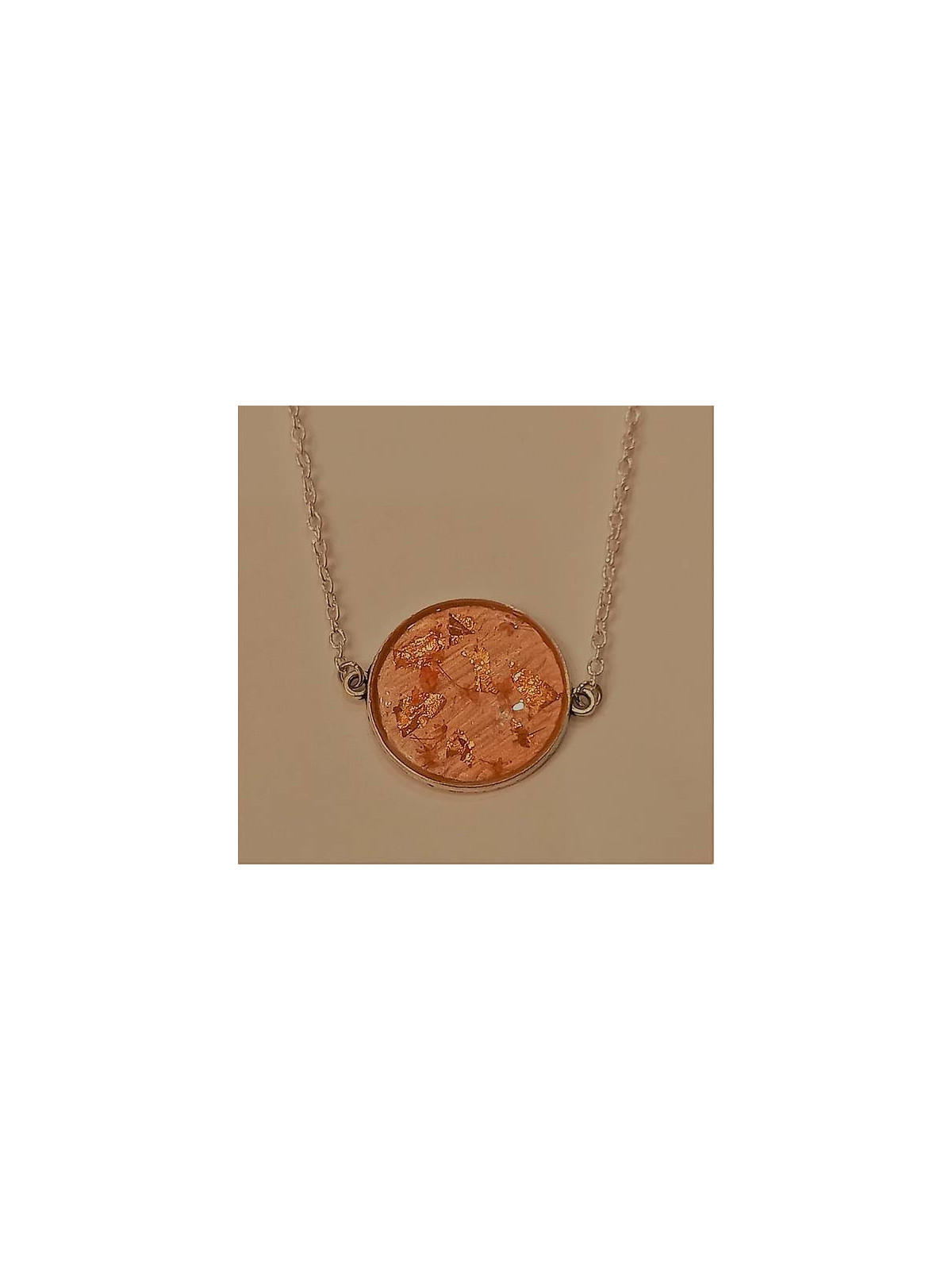 Collier cercle de résine saumon et paillettes