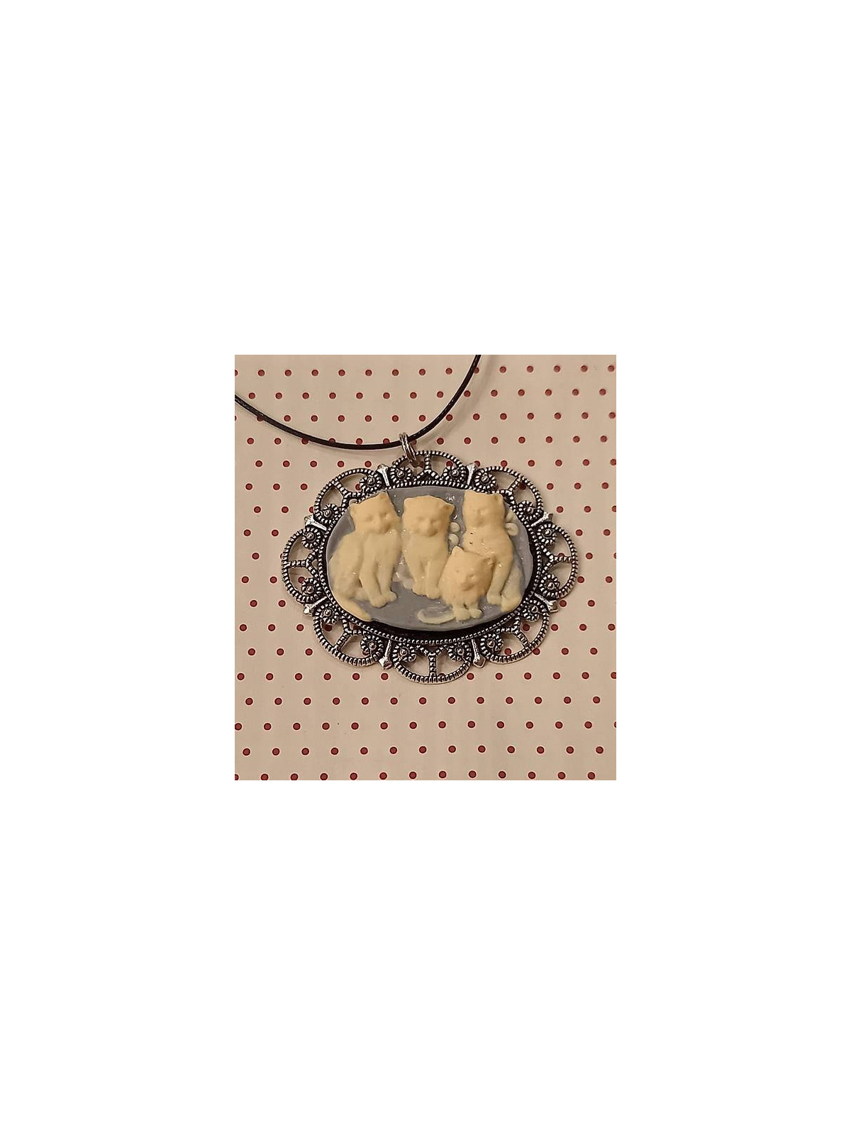 Collier cabochon camée – chatons