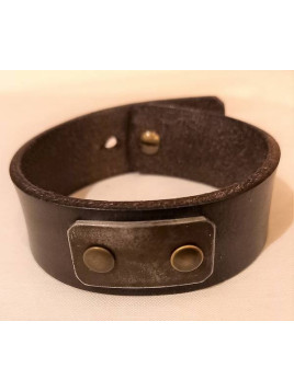 Bracelet en cuir brun foncé avec plaque d’acier martelé