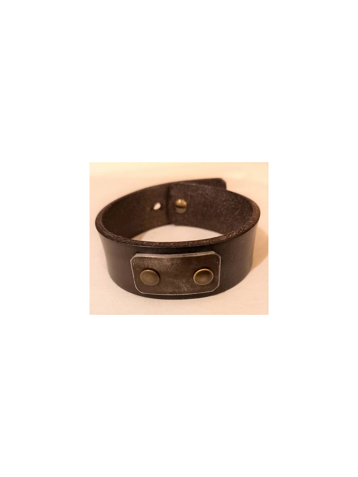 Bracelet en cuir brun foncé avec plaque d’acier martelé