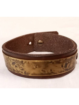 Bracelet fin en cuir marron avec plaque de laiton martelé