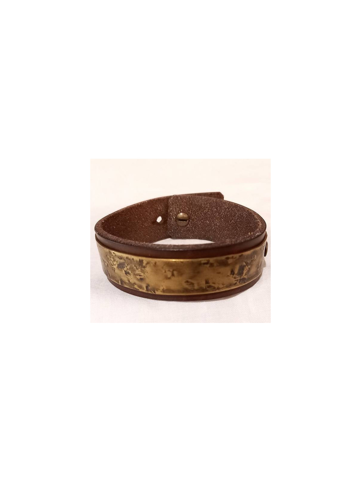 Bracelet fin en cuir marron avec plaque de laiton martelé