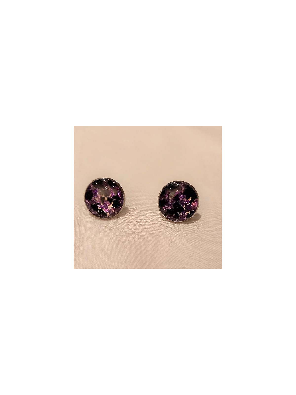 Paire de boucles d'oreilles en résine pailletée violette