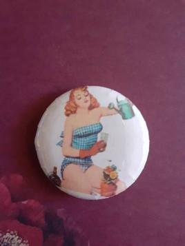 Badge pin-up jardinant sur fond blanc