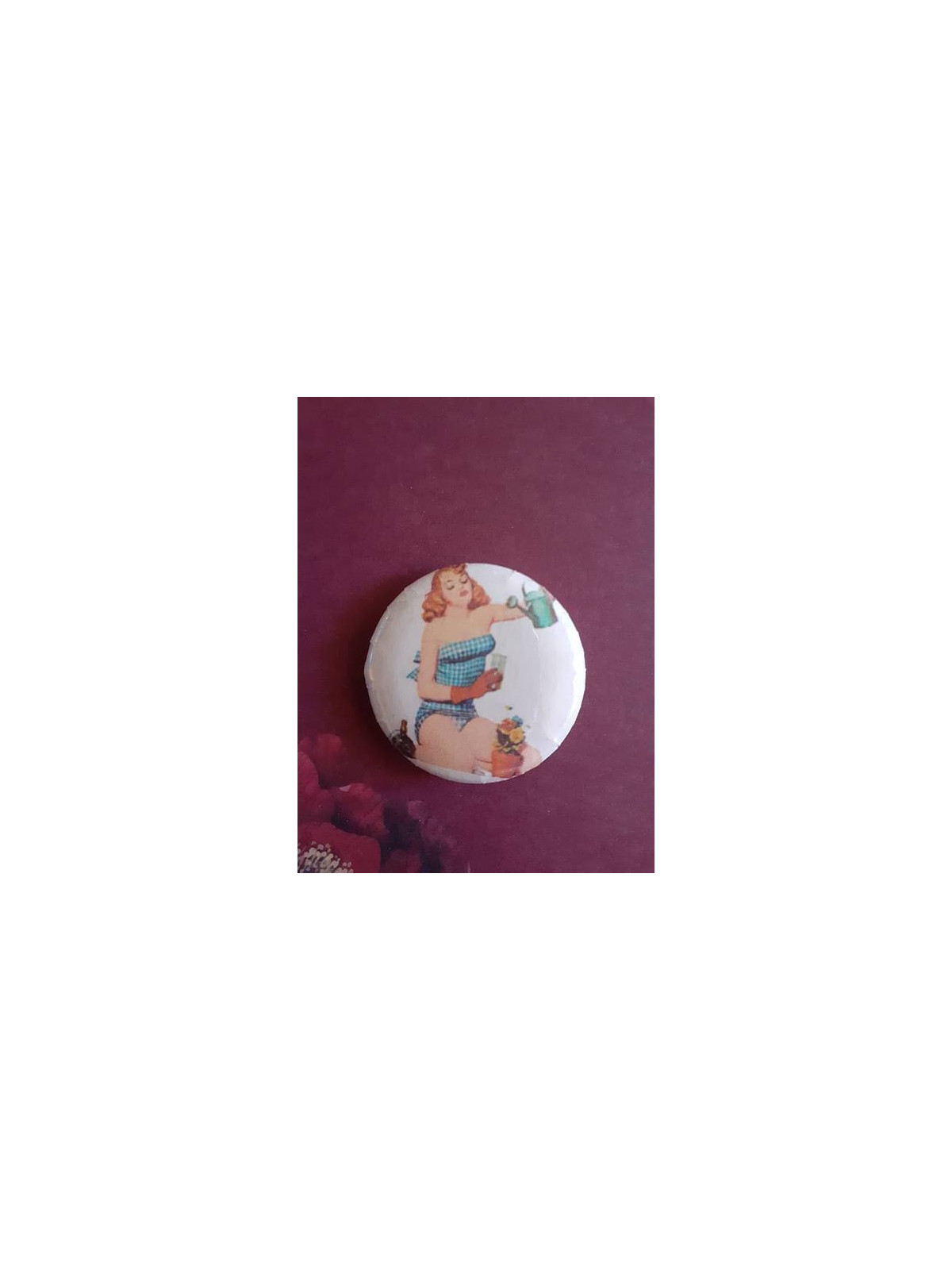 Badge pin-up jardinant sur fond blanc