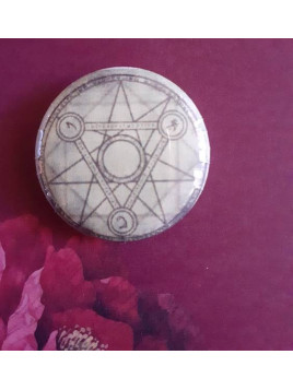 Badge triple cercle pentacle sur fond vert