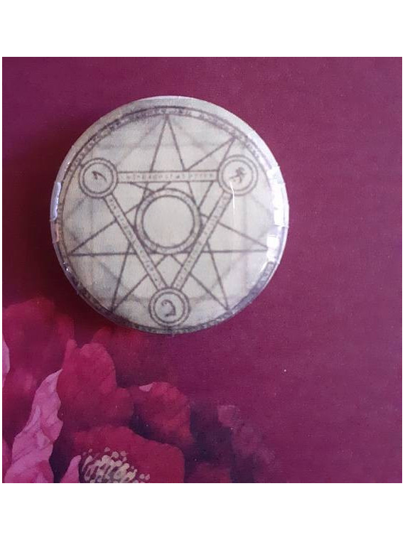 Badge triple cercle pentacle sur fond vert