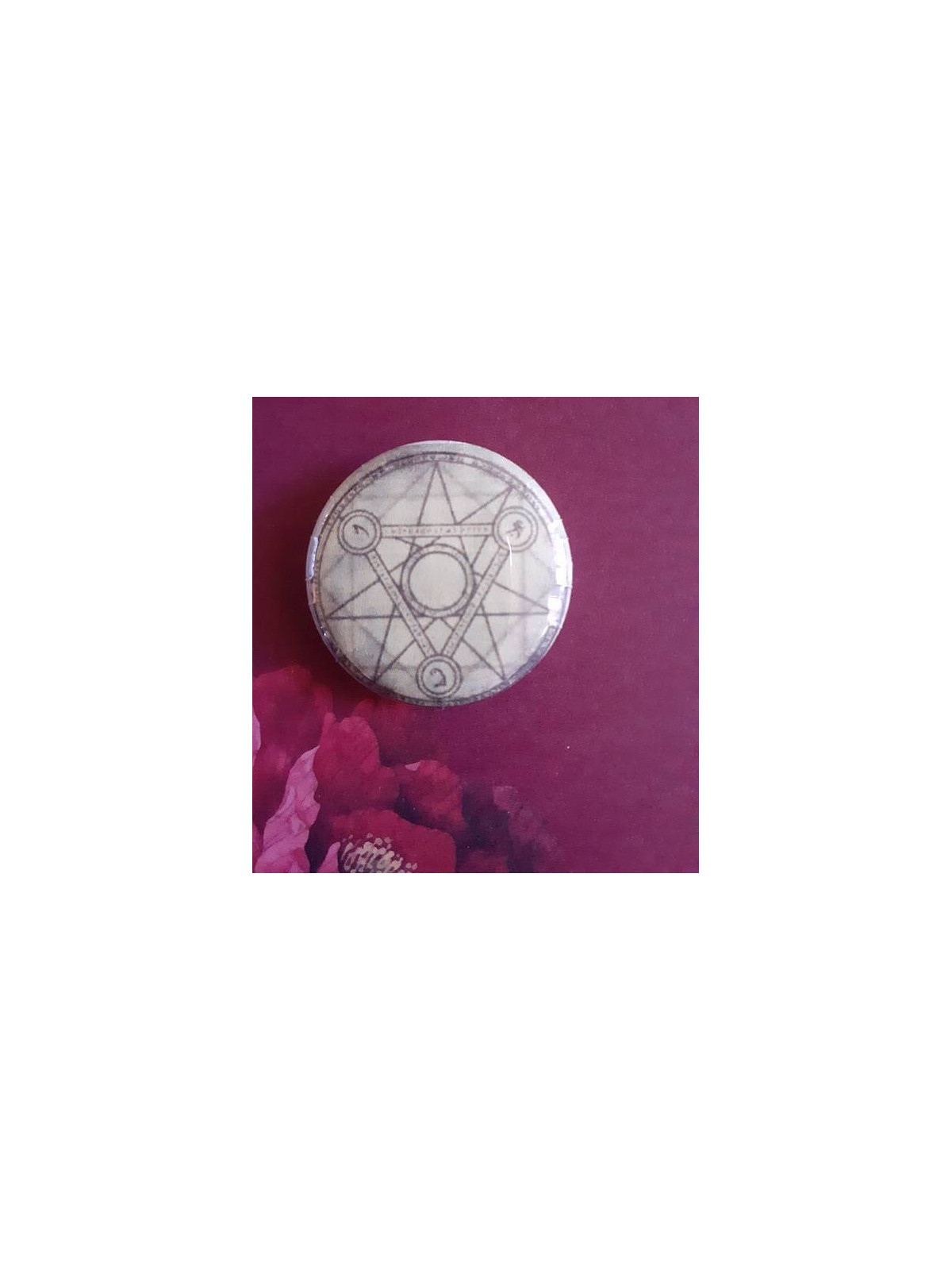 Badge triple cercle pentacle sur fond vert
