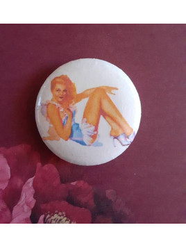 Badge pin-up semi couchée blonde avec robe bleue