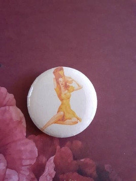 Badge pin-up avec chapeau et robe jaune