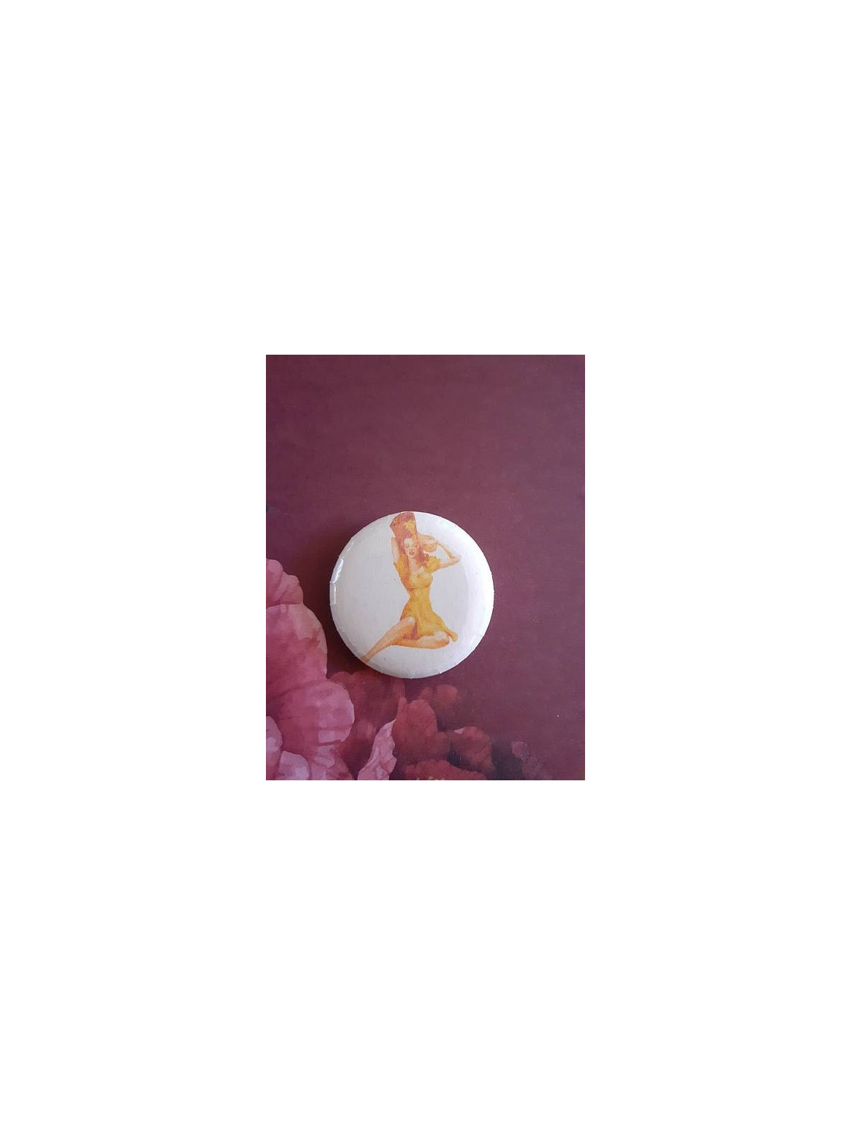 Badge pin-up avec chapeau et robe jaune
