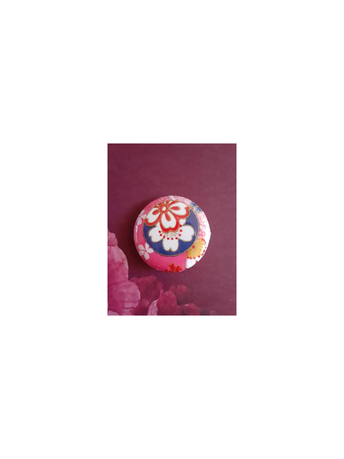 Badge papier origami boule bleue sur fond rose