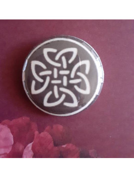 Badge croix celtique blanche avec cercle sur fond noir