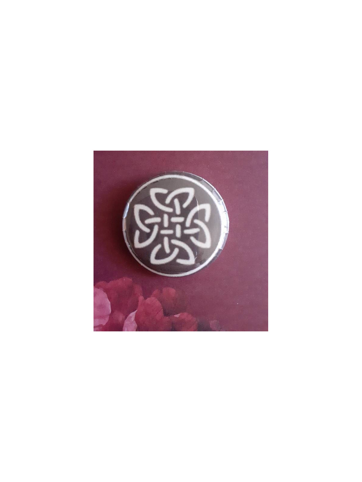 Badge croix celtique blanche avec cercle sur fond noir